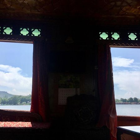 Houseboat Lily Of Nageen Srīnagar Exterior foto