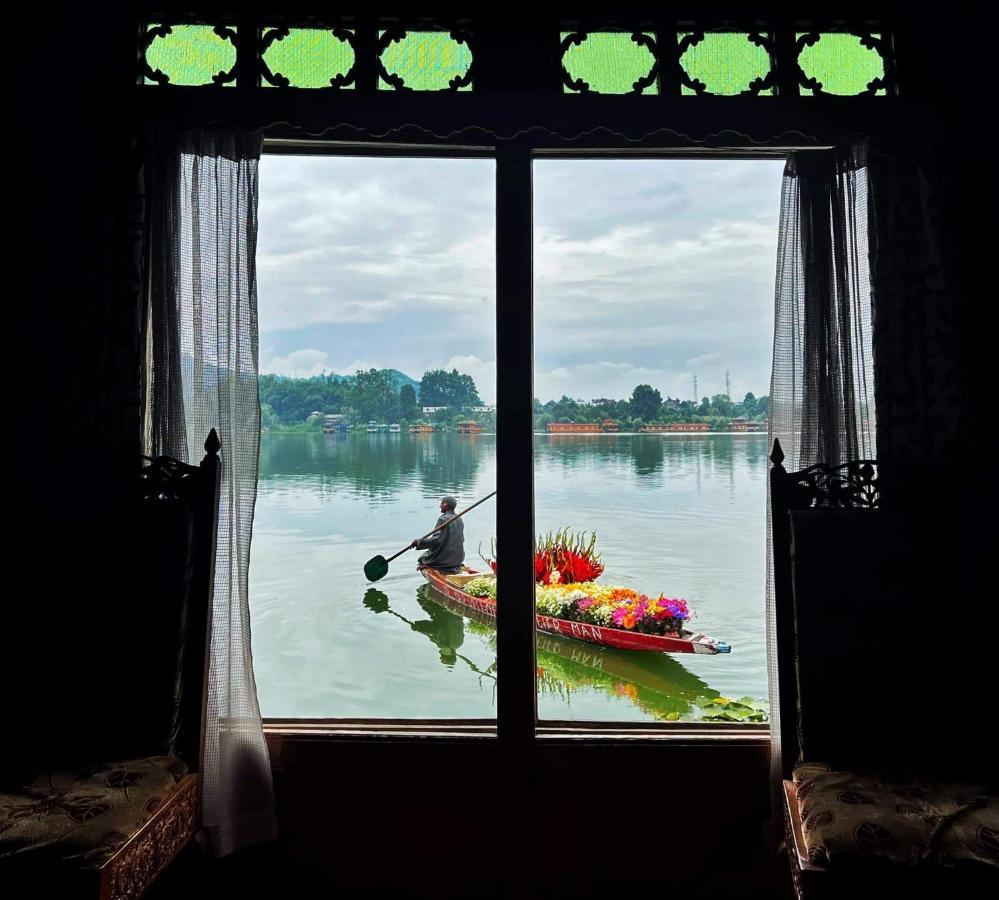 Houseboat Lily Of Nageen Srīnagar Exterior foto