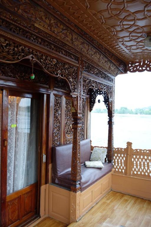 Houseboat Lily Of Nageen Srīnagar Exterior foto
